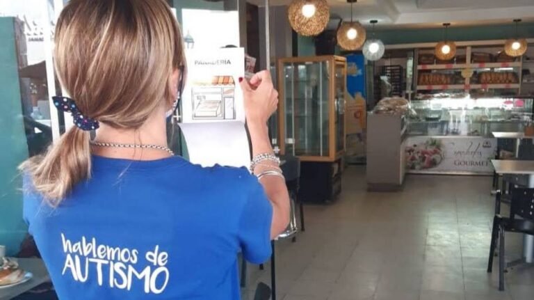“Hora de silencio”  Trata de  generar un ambiente agradable de compras para las personas con autismo