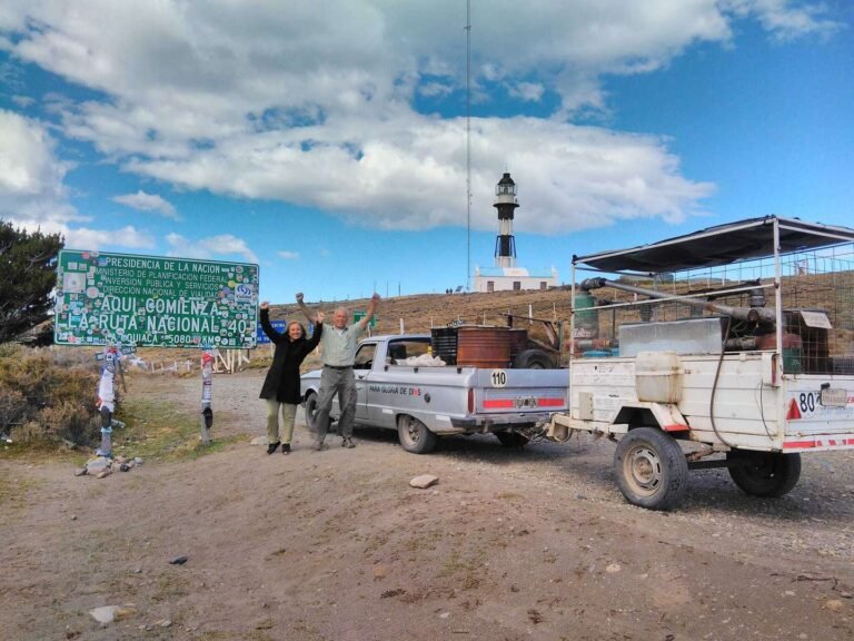 Inventó  un vehículo que funciona con basura y recorrió la Argentina