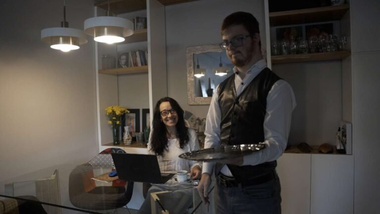 Maximiliano nació con Síndrome de Down logró ser mozo y hoy trabaja en un restaurante de su ciudad