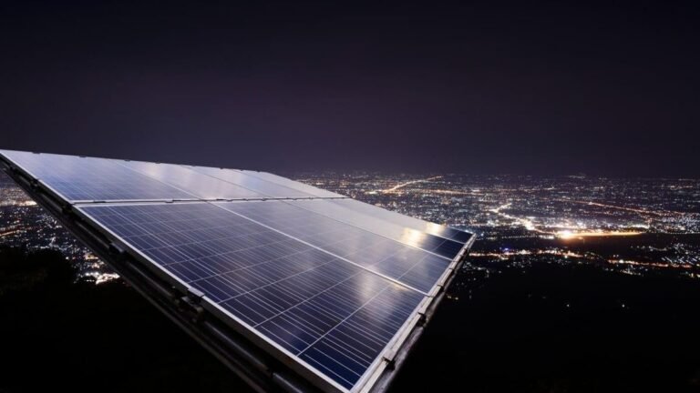 Inventan paneles solares que generan electricidad en la noche