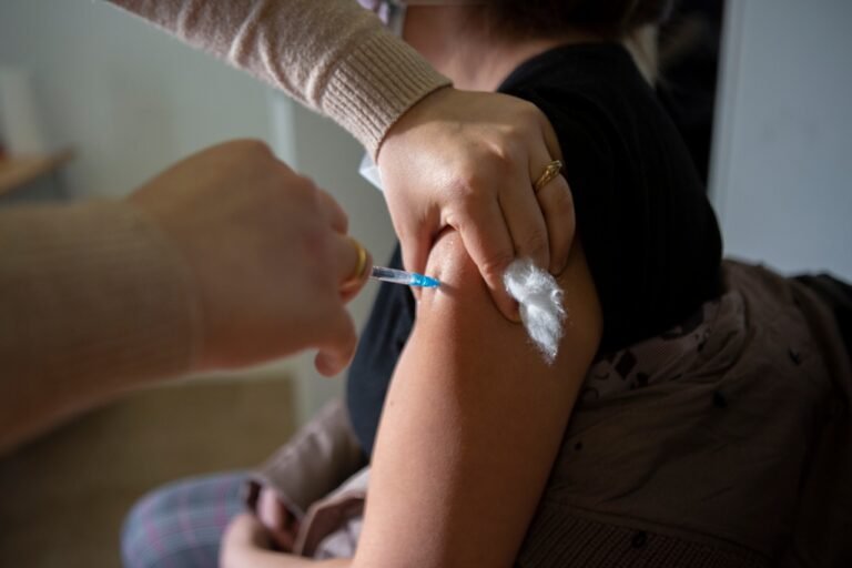 Ante el incremento de casos convocan a reforzar la vacunación contra Covid-19