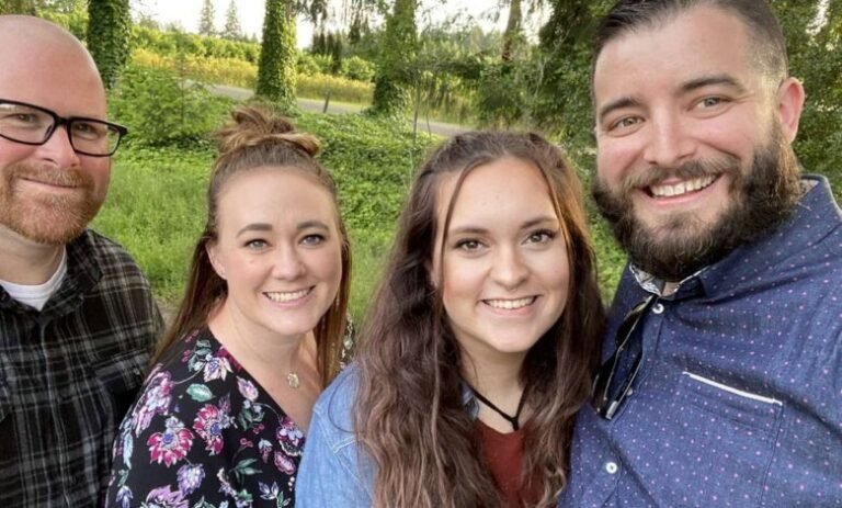 Tienen una relación poliamorosa y no saben quién es el papá de sus hijos