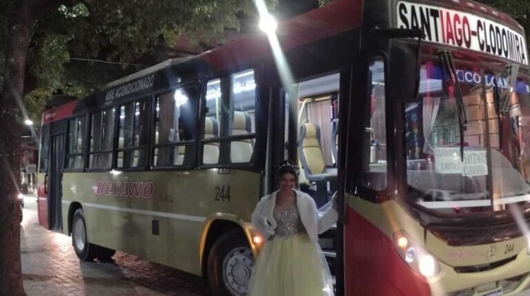 La historia detrás de la joven que llegó a su fiesta de 15 en colectivo: “Se crió ahí arriba”