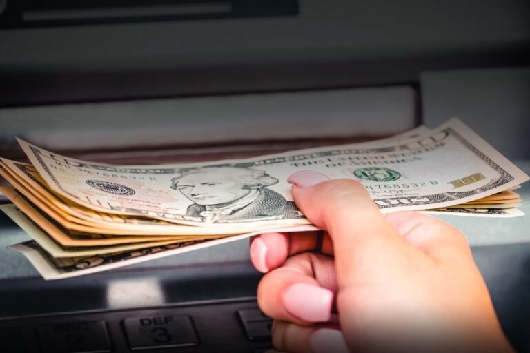 Fue a retirar 20 dólares y descubrió que el banco le depositó por error millones: ahora lucha por deshacerse del dinero