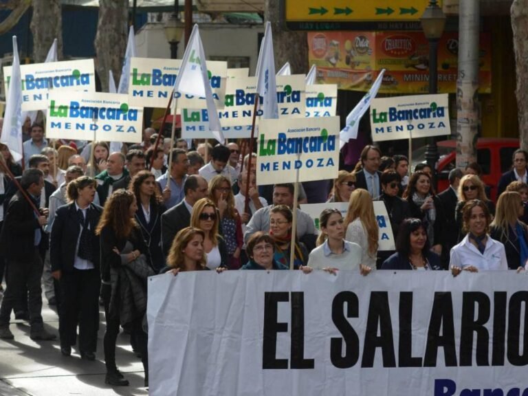 Los bancarios acordaron un aumento del 60% en cuatro tramos