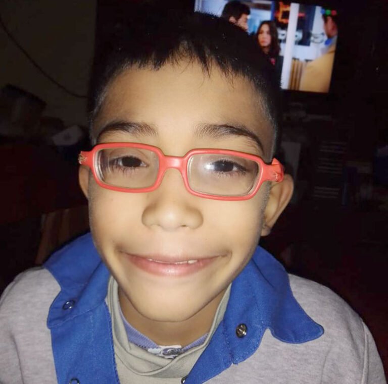 Un nene realizó una campaña para comprarle anteojos a su amigo