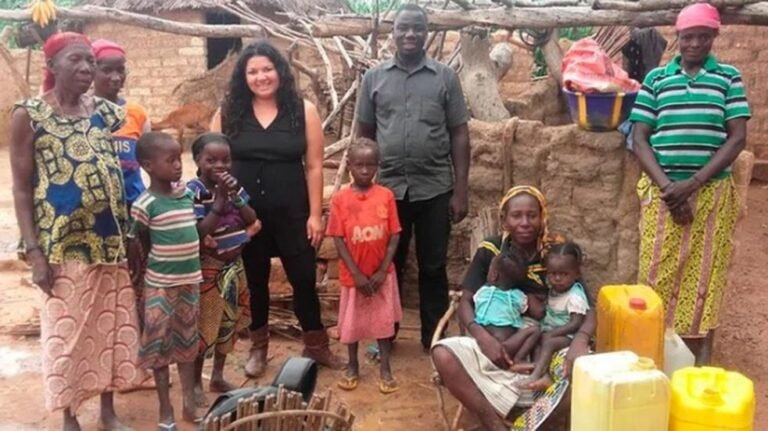 Conoció su cultura y ayudó a restaurar un pueblo destruido en África