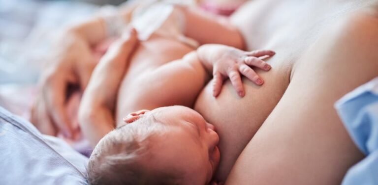 Una bebé cayó de cabeza minutos después del parto y tuvieron que darle 11 puntos