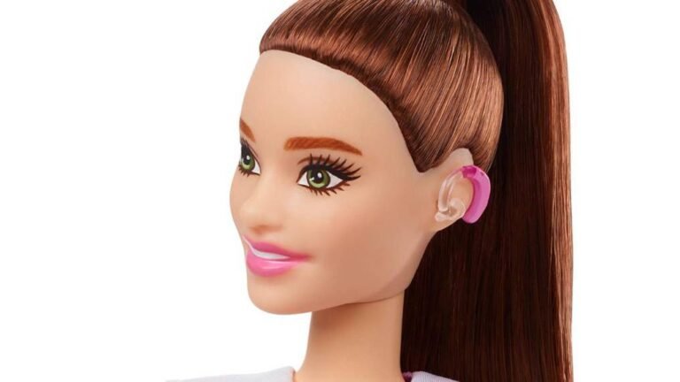 Barbie presenta su primera muñeca con audífonos
