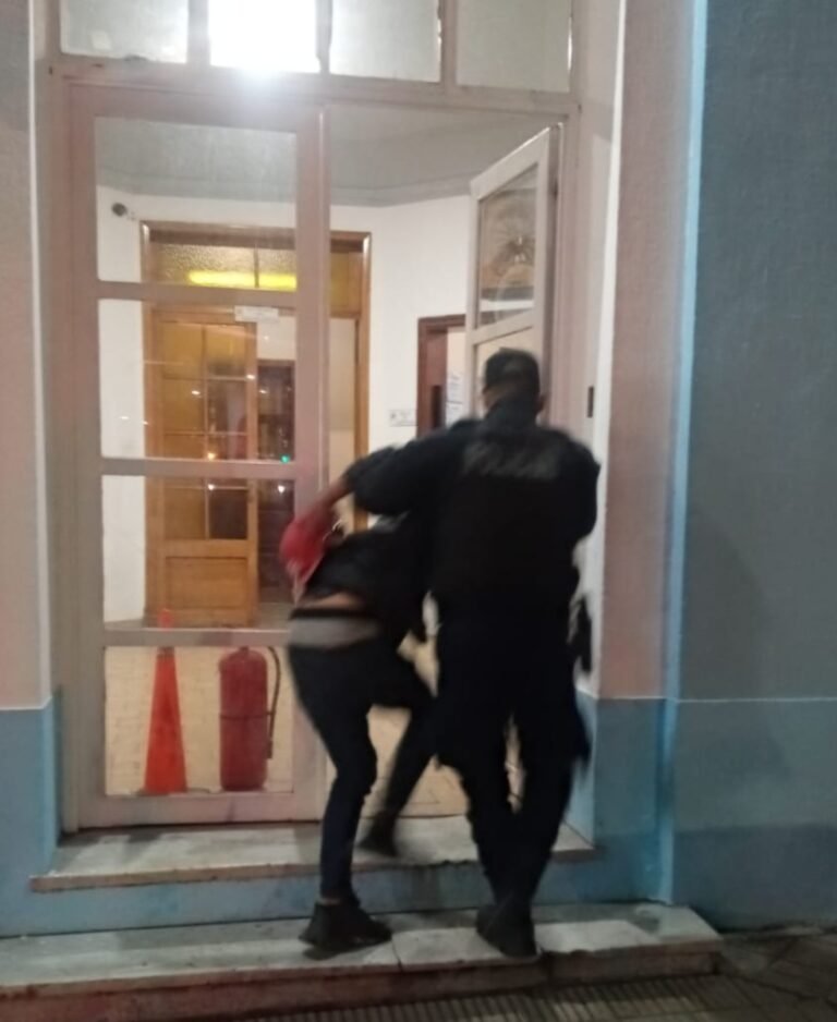 Tras una discusión huyó de la policía, dañó una vidriera y terminó detenido
