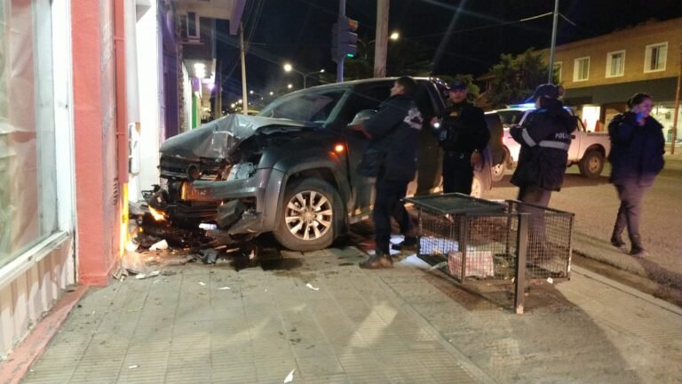 Destrozó su camioneta al chocar contra una peluquería