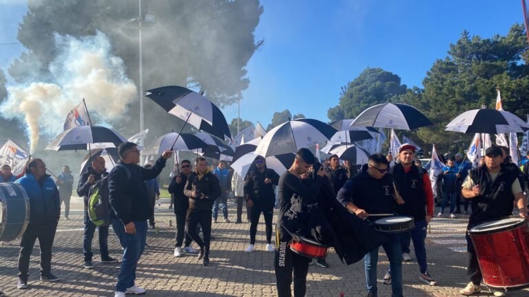Por el despido de un trabajador Luz y Fuerza reclama en las oficinas de YPF
