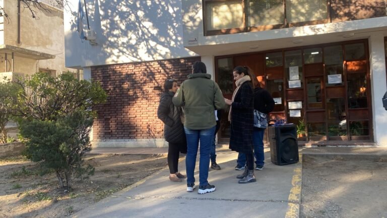 Reclamo: 27 establecimientos sin clases por los matafuegos y otros 13 por calefacción