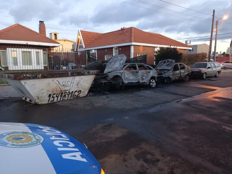 Investigan el incendio de tres vehículos podría haber sido intencional