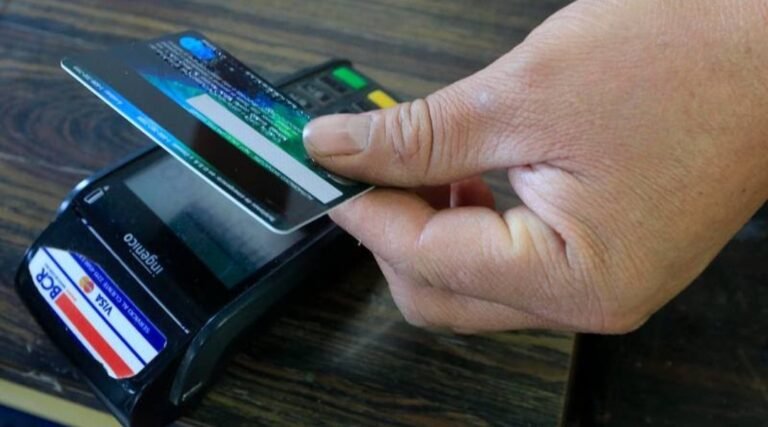 Empleado sacó fotos a una tarjeta de débito y realizó compras por más de 25 mil pesos