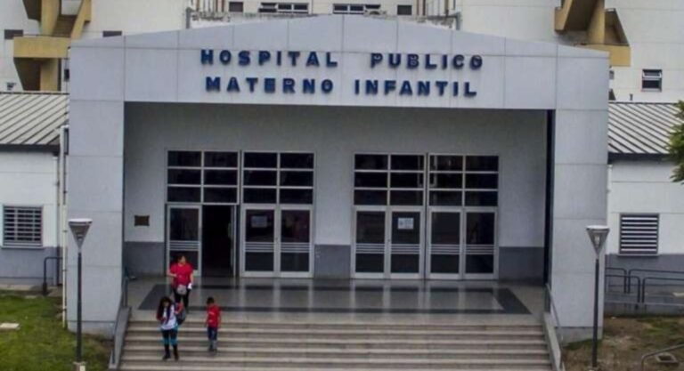Dos bebés murieron al mismo tiempo y a sus padres les entregaron el cuerpo equivocad