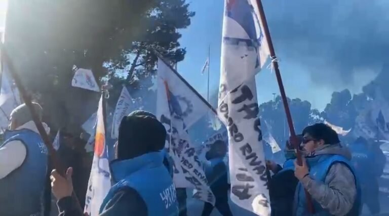 Padres TEA denunciaron a dos gremios por utilizar pirotecnia en sus reclamos