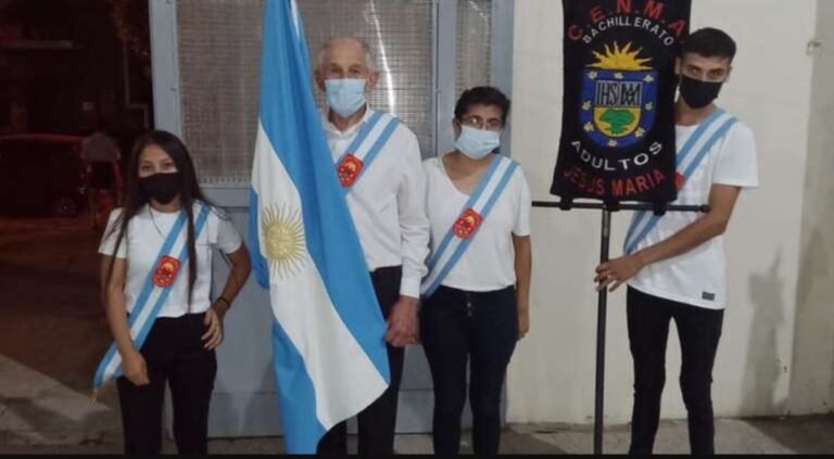 Con 73 años está terminando la secundaria y es abanderado por tener el mejor promedio