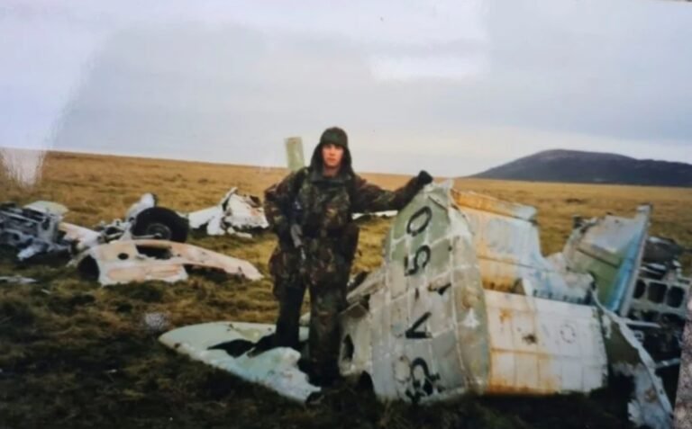 Llegan al país los restos de un avión argentino derribado en Malvinas: “Son el ADN de un soldado muerto por la patria”
