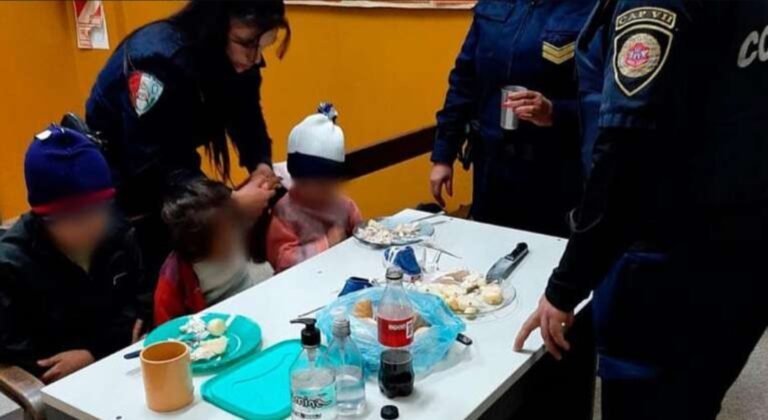 Policías encontraron a tres hermanitos deambulando descalzos por las calles