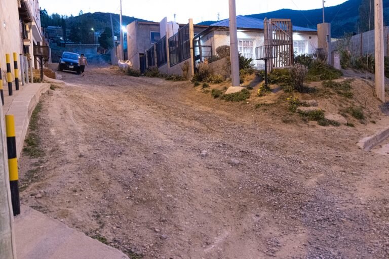 Avanza con pavimento en la zona alta de la ciudad