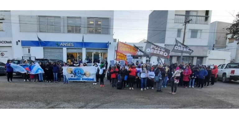 El Polo Obrero marchó hacía ANSES de Comodoro Rivadavia