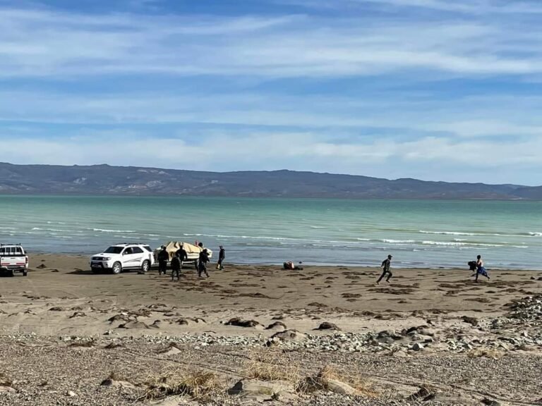 Socorristas de Esquel se suman a la búsqueda de Baru Pacheco en el Lago Musters