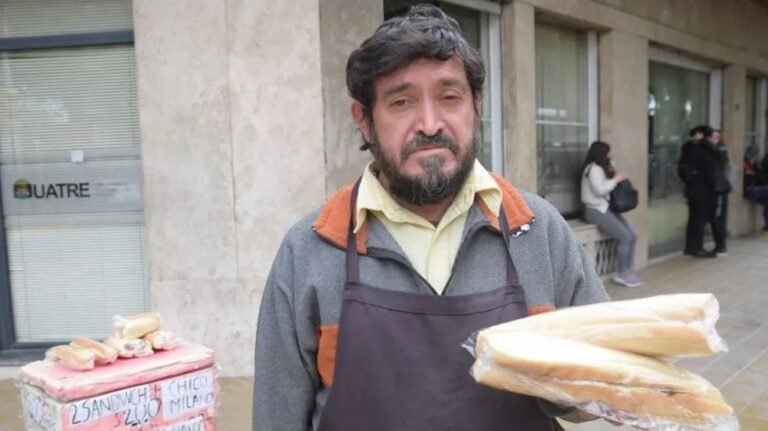 Es vendedor ambulante, encontró una computadora, la devolvió y recibió una recompensa