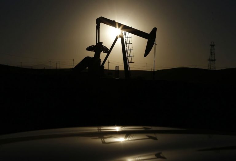 Robaba clables en un yacimiento y murió electrocutado