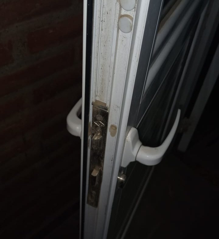 Delincuente forzó la puerta de una vivienda y al ser descubierto apuntó a los efectivos con un arma
