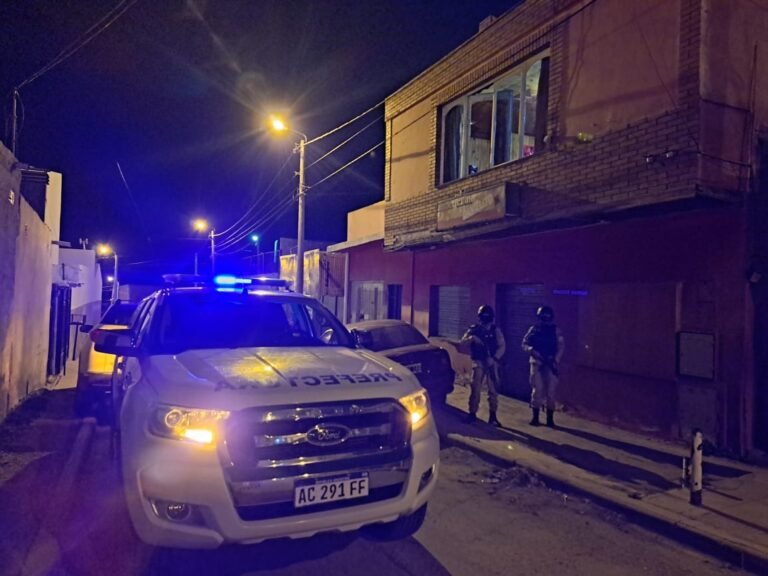 Secuestraron alrededor de un millón de pesos, armas de fuego y drogas