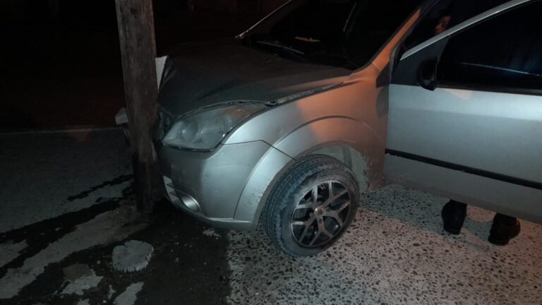 Borracho chocó contra un poste de alumbrado público