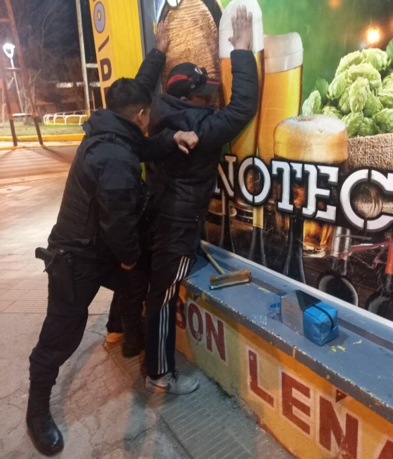 Intentó huir con un perfume sin pagar