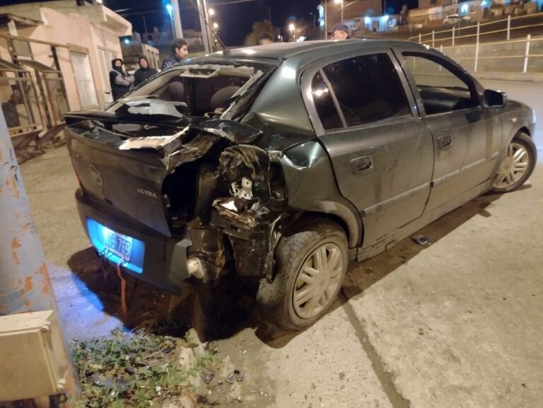 Chocó contra un poste y la alcoholemia dio positiva