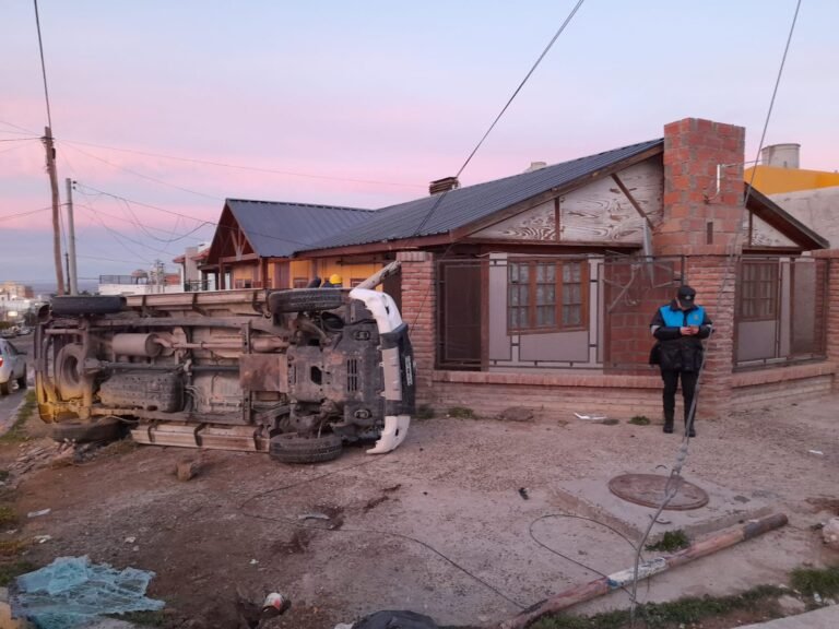 Volcó por la presencia de hielo en la calle e impacto contra una vivienda