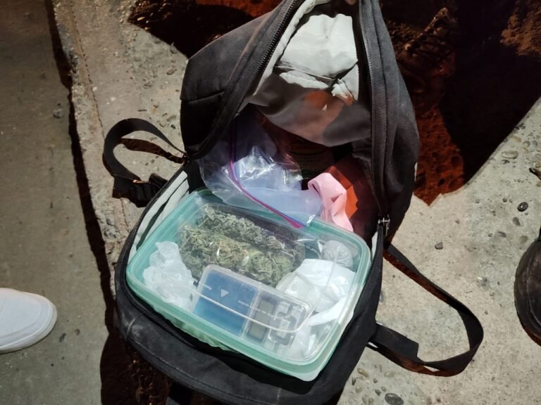 Llevaba marihuana, una balanza y dinero, fue interceptado tras intentar huir de la Policía