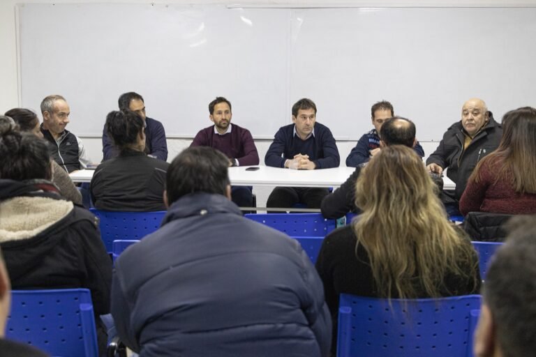 Luque y su equipo de trabajo escucharon las inquietudes de los vecinos del barrio Roca