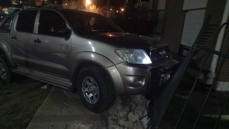 Manejaba en estado de ebriedad y chocó contra una vivienda