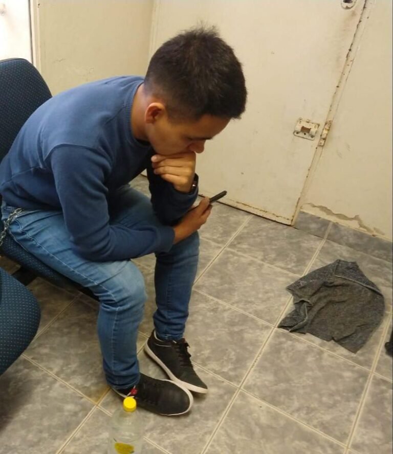 Cansado de sus vecinos se encadenó a la subcomisaria del barrio