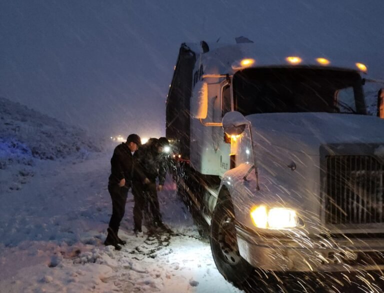 Camión quedó encajado en Ruta 26 por la nieve en la calzada