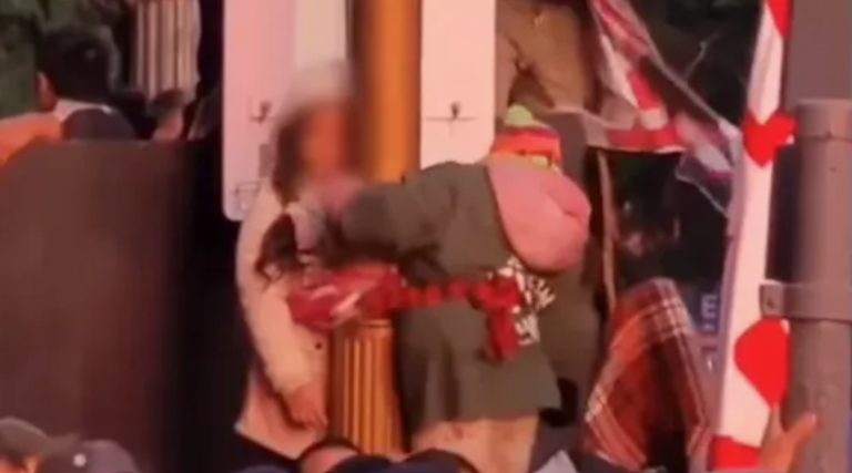 Una pareja ató a sus hijos en un poste para ver el recital de La Mona Jiménez en el Obelisco