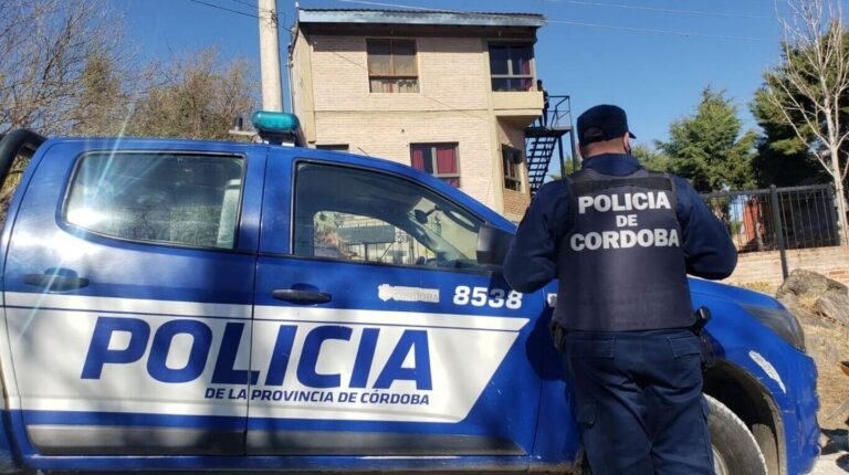 Robaron un patrullero mientras el policía retiraba dinero en un cajero automático