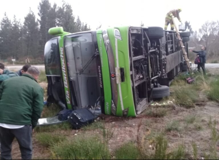 Personas atrapadas y heridos tras el vuelco de un colectivo en la Cordillera