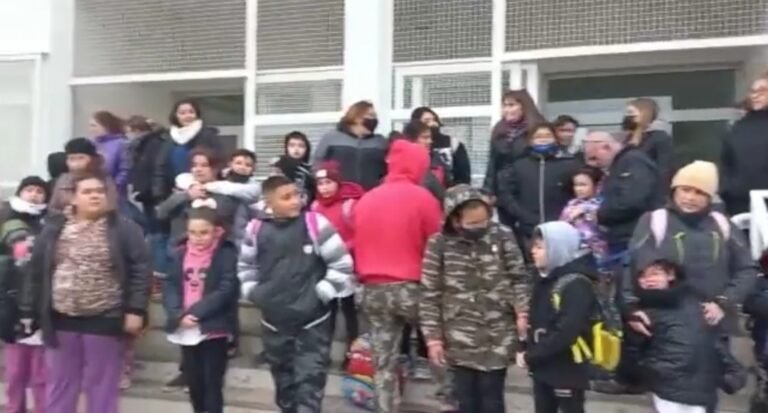 Abrazo solidario a la escuela N°2: falta calefacción y tienen problemas edilicios