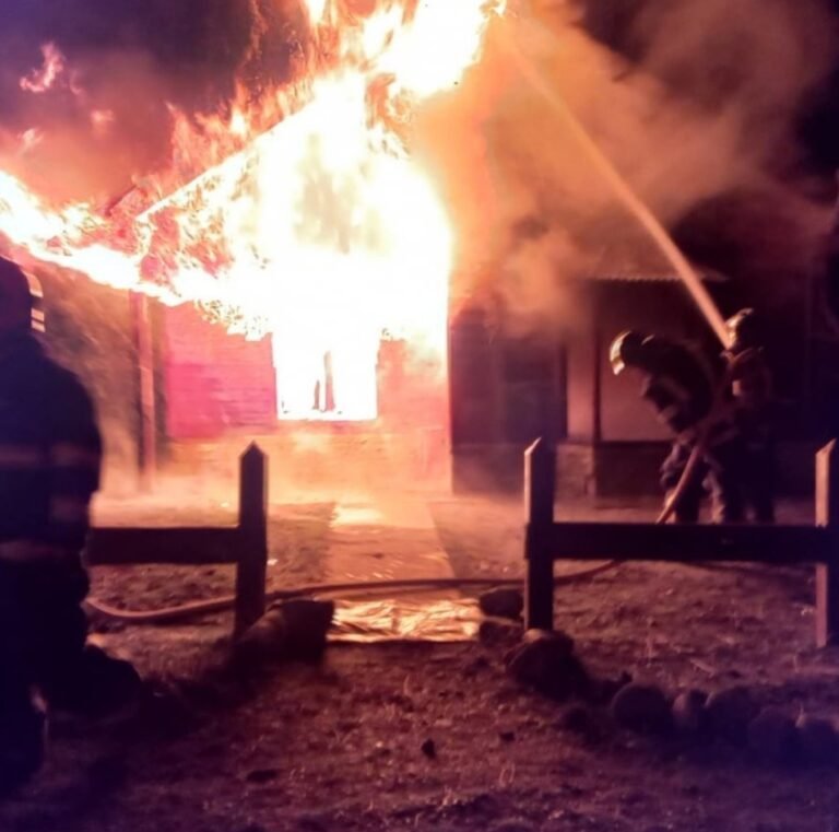 Investigan la vinculación con la RAM por el incendio de una oficina de bosques