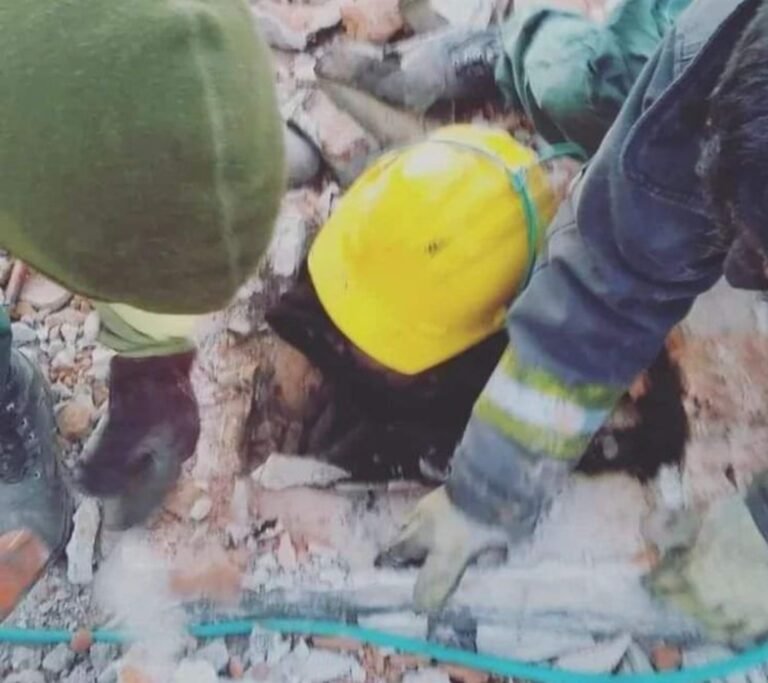 Intentó entrar a la casa de su expareja y quedó atascado en la chimenea