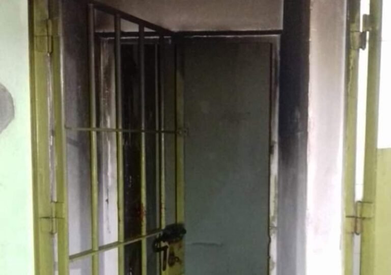 Un preso falleció tras incendiar un colchón porque le habían sacado su celular