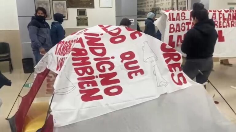 Acampe de trabajadores: reclaman 3 meses sin cobrar y el pase a planta