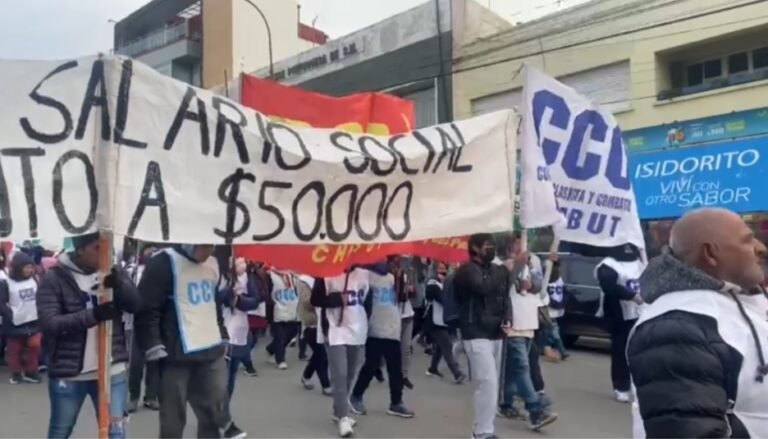 Organizaciones sociales marcharon por un bono social de 50 mil pesos, tierra y trabajo