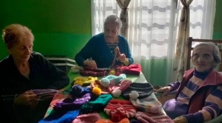 Un grupo de abuelas teje gorros para venderlos y festejar sus cumpleaños